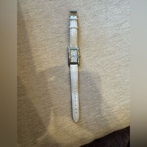 Women’s Watch vintage
Needs new battery
Not sure if authentic